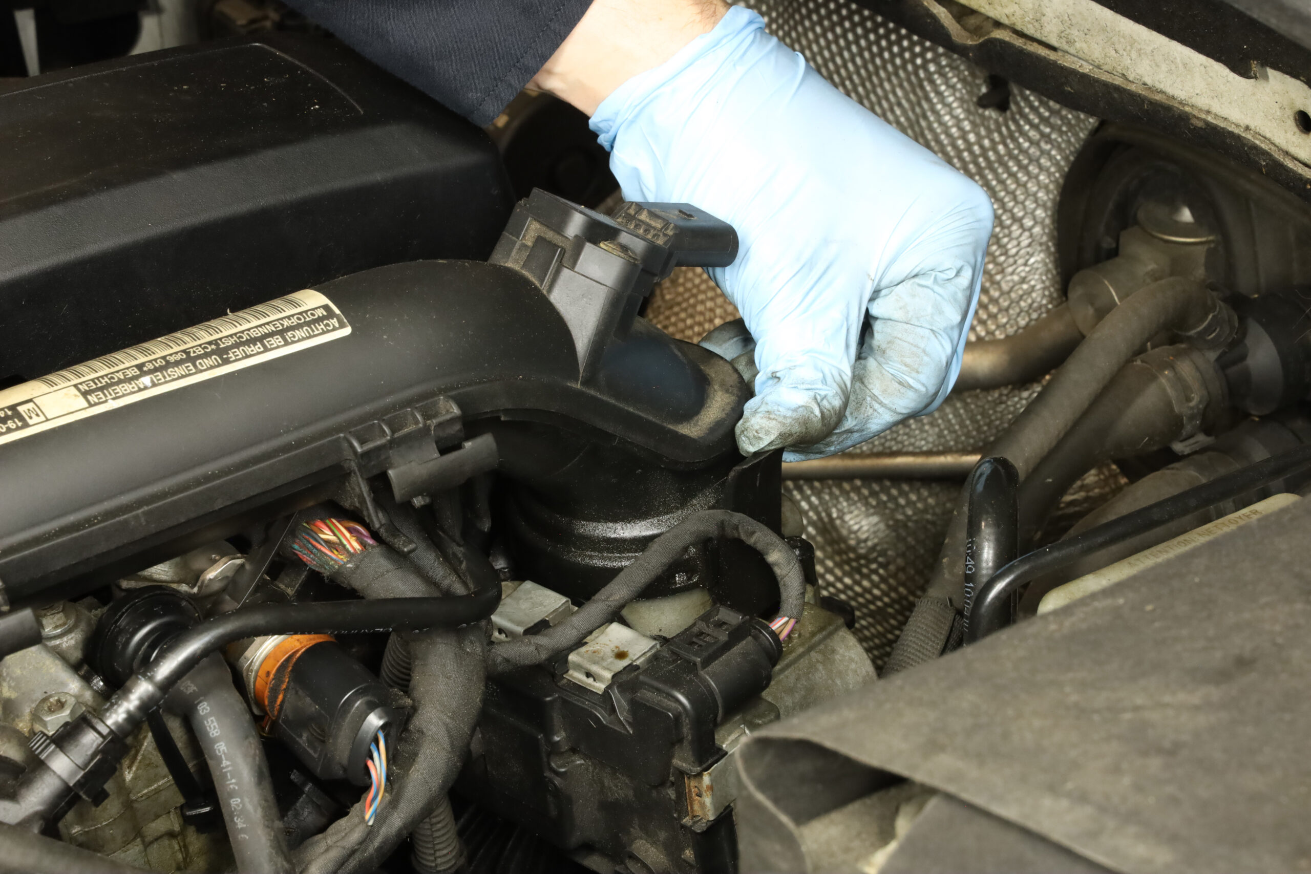 Lösen des Ladeluftrohres von der Drosselklappe Skoda Yeti 1_2 TSI