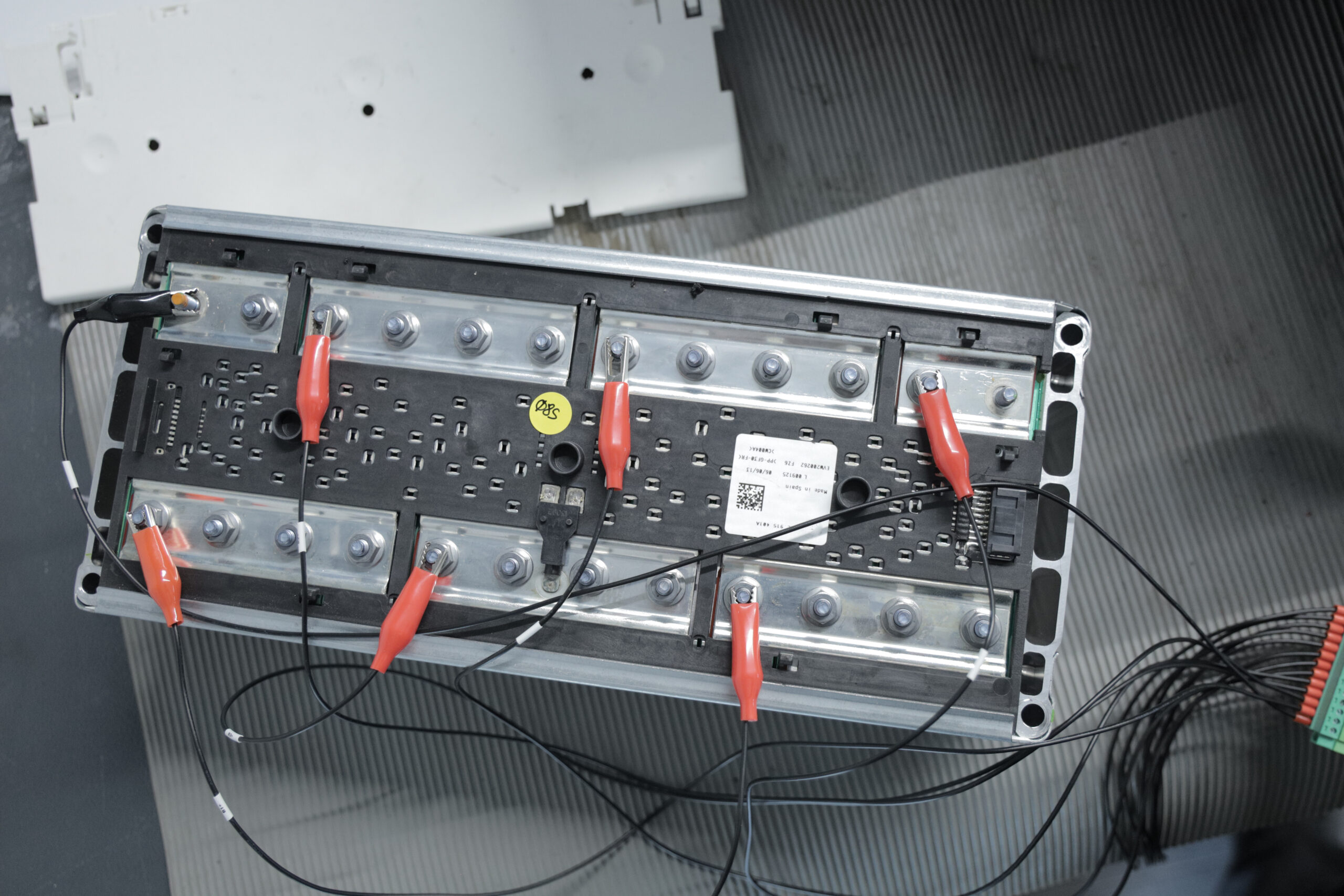 Alle Zellen des Moduls mit dem Cell-Balancer verbunden