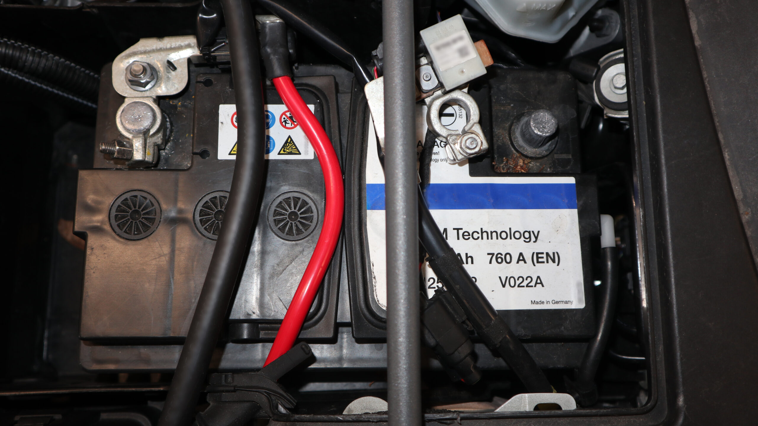 Geöffnete Masseverbindung 12V-Batterie Volvo V60 D6