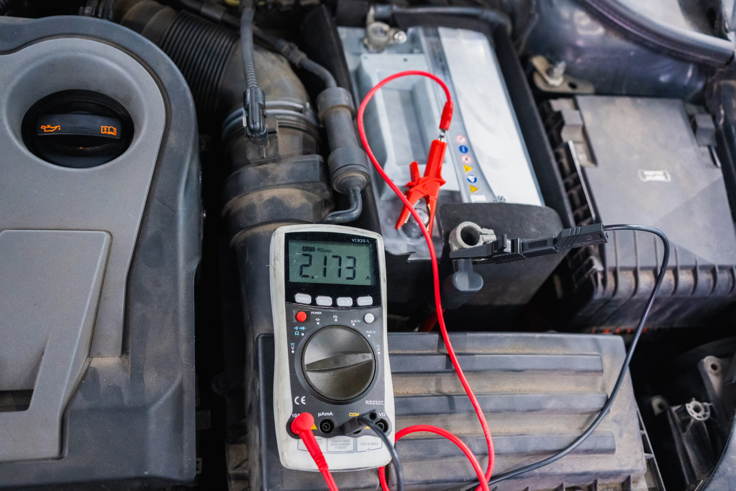 Multimeter an der Batterie und dem Batteriepol angeschlossen Ruhestromprüfung