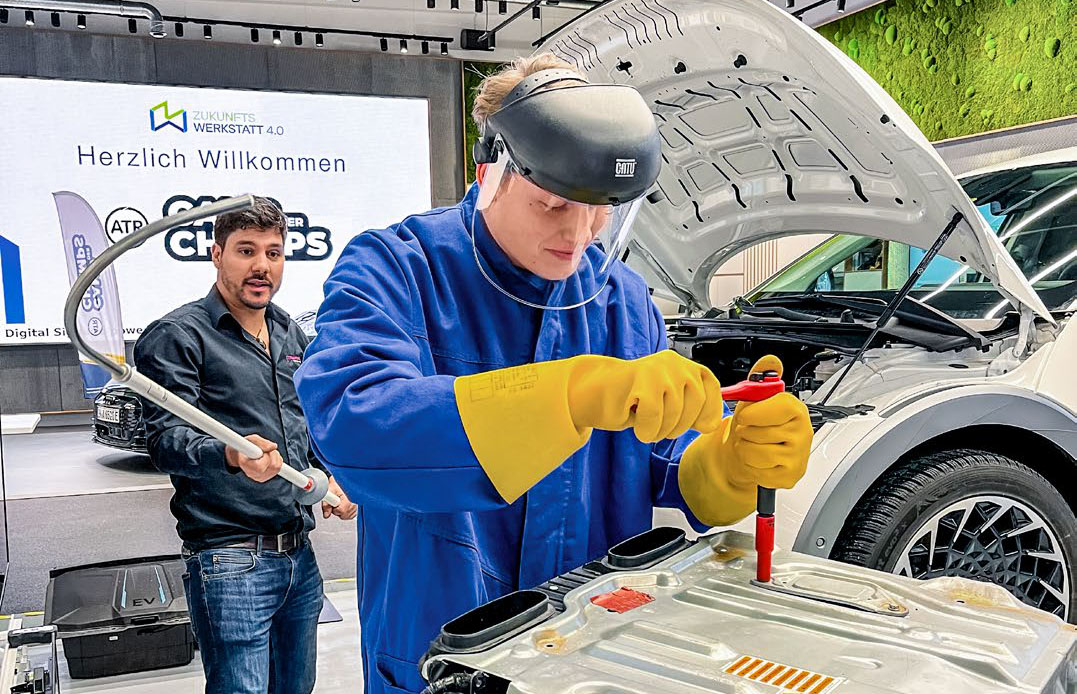 Alberto und Jorit bei der Arbeit an Hochvolt Komponenten