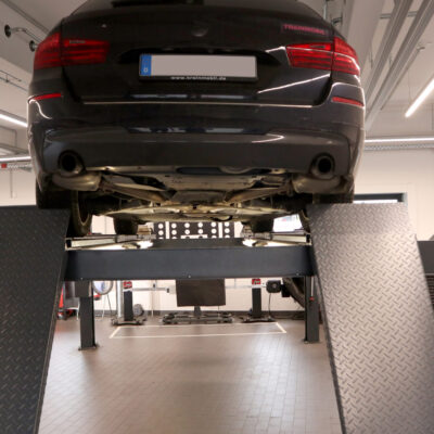 schieflage_bmw_auf_hebebuehne_luftfederung
